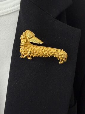 Vintage Unsigned Gold Tone Dachshund Dog Brooch